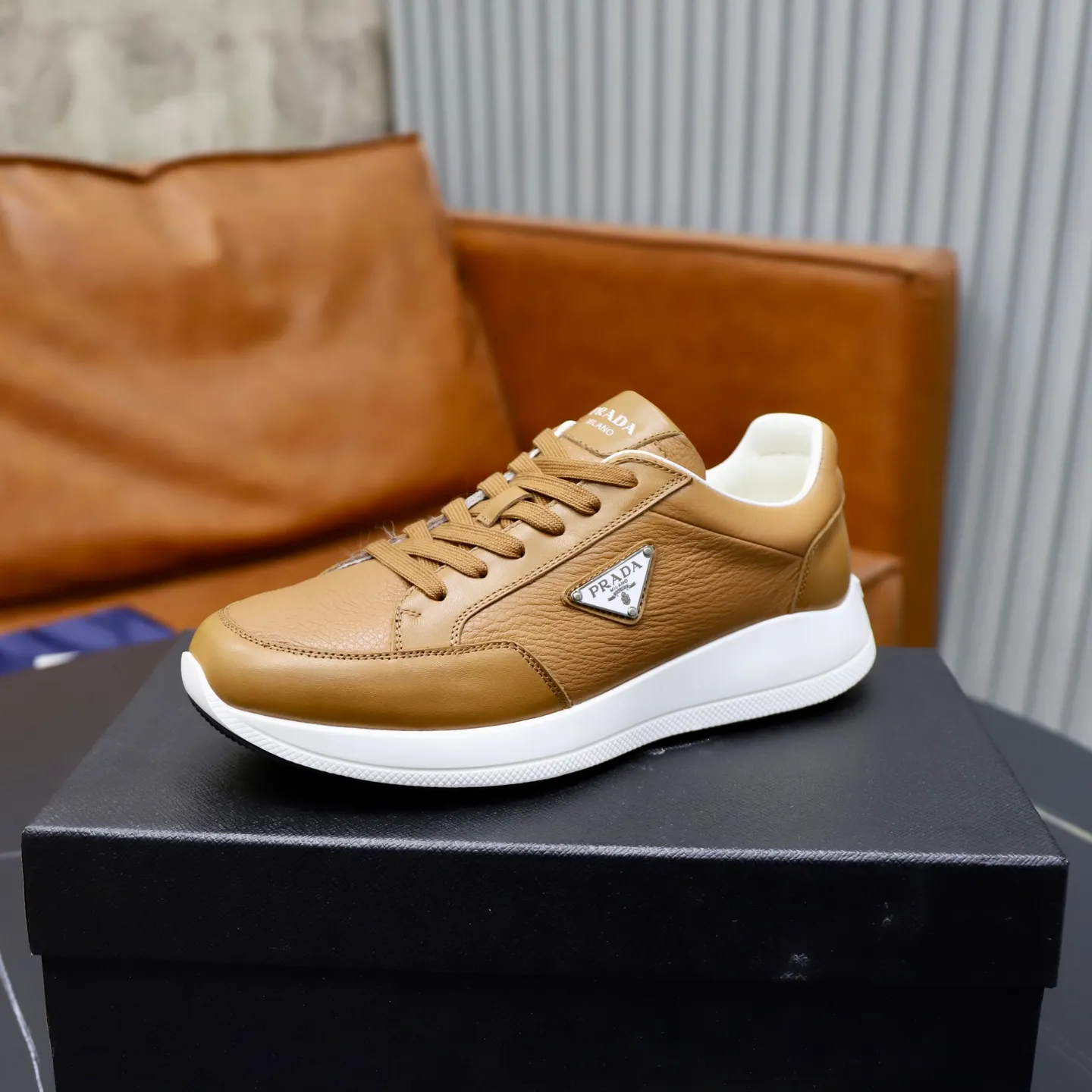 Factory price: 740💰Top original order Brand: PRADA (Prada) Standard code: Men's size 38/44 (45 can be customized) Grade: Same as the official website Material: Original cowhide stitching imported cowhide lining Original combination two-color wear-resistant soft outsole Style category: Leisure and sports version Young fashion European and American trend British style Color: Real picture color
